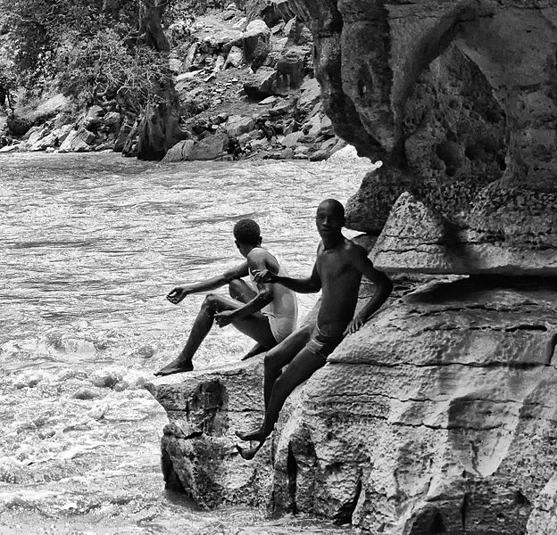 File:Swimmers, Sof Omer, Ethiopia (10775601834).jpg