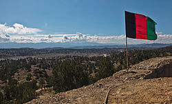 Bendera negara Afghanistan memerhatikan sebuah lembah dari sebuah pos pemerhatian di wilayah Paktika di Afghanistan