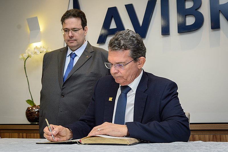 File:Ministro da defesa Visita Fábrica da AVIBRAS (30956464828).jpg