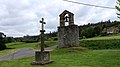 Campanario parroquial e cruceiro.