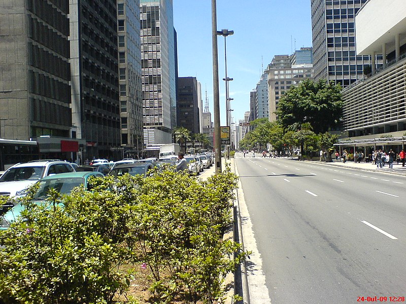 File:Av Paulista no Sabado - Sao Paulo -SP - panoramio.jpg