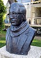 Escultura de homenagem a Adelino Amaro Costa, nos jardins do Palácio de Cristal na cidade do Porto