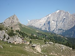 Der Col Rodella mit der Marmolata im Hintergrund