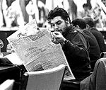 Che Guevara läsande tidningen 1961.