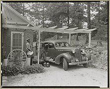 Frances B. Johnston's car and Huntley (Ruff) at the Wheel Inn, Morganton, N.C. LCCN2011648404.jpg