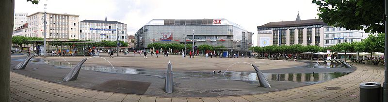 Der kreisrunde Königsplatz gehört zur Fußgängerzone in der Stadtmitte. In der Mitte der moderne Bau des Kaufhauses "City-Point".