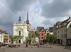 De Place Saint-Pierre, met links de Saint-Pierrekerk