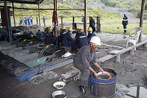 Arbeiter beim Waschen an einer Abbaustätte Wolframhaltiger Erze in Ruanda. 2021 betrug die jährliche Fördermenge Ruandas 950 Tonnen Wolfram.