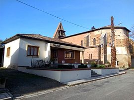 The town hall and church in Marignac-Lasclares