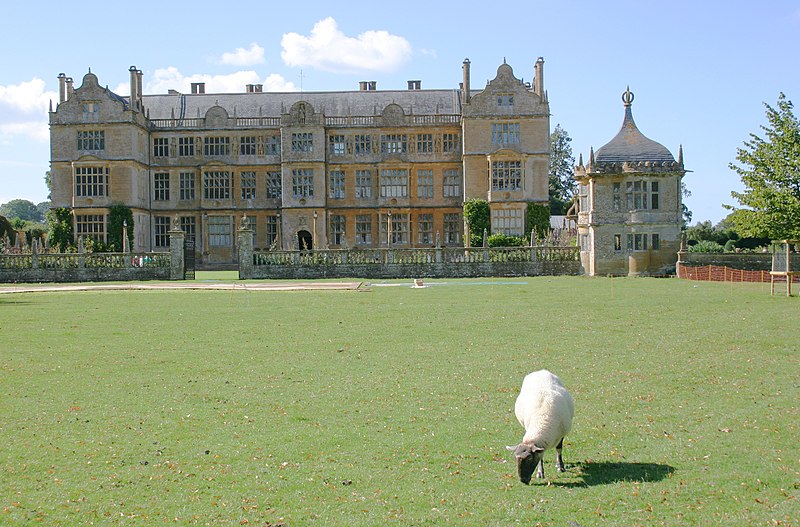 File:Montacute House-08-2004-gje.jpg