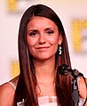 Nina Dobrev interpreta Elena Gilbert e Katherine Pierce.