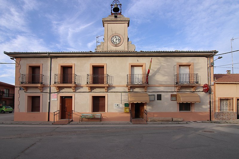 File:Ayuntamiento de Pinarnegrillo.jpg