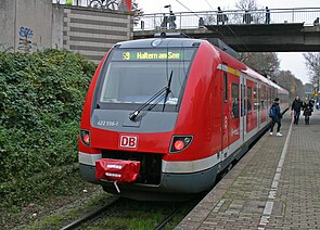 Bahnsteig mit Zug der S9, 2014