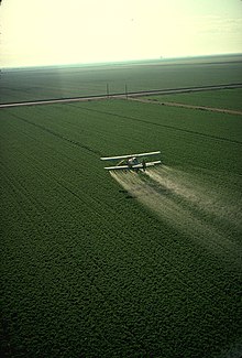 Cropduster pestitsidlarni purkamoqda.