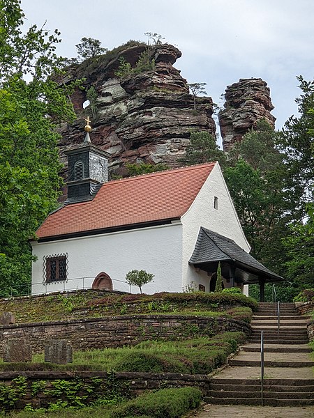 File:Dahn-Hochstein-02-Ehrenfriedhof-Michaelskapelle-2022-gje.jpg