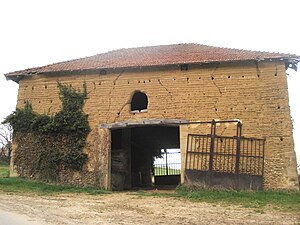 Grange en pisé à Treigneux, lieu-dit de la commune de Hauterives.