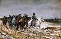 Cavaliers se déplaçant sur un sol boueux, en tête, Napoléon en redingote grise et bicorne noir, sur un cheval blanc.