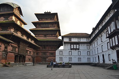 Nasal Chok con la torre Basantapur.