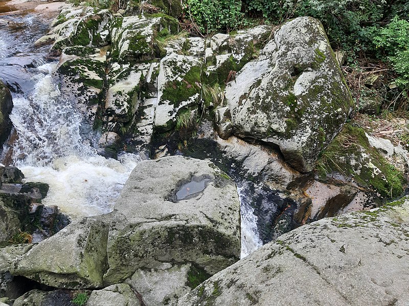 File:Die Ilse über zerklüftetem Granit.jpg