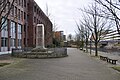 Denkmal für Heinrich Christian Meyer am Südüfer des Mittelkanals zwischen Nagelsweg und Hammerbrookstraße in Hamburg-Hammerbrook (Blick Richtung Nagelsweg). Das Denkmal wurde 1854 am Klostertor enthüllt, wechselte mehrmals den Standort und wurde 1985 an die heutige Stelle versetzt.