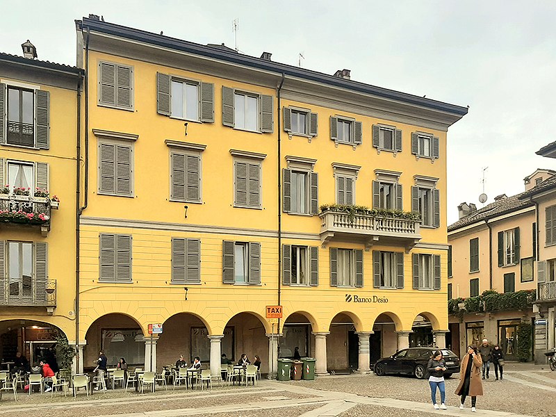 File:Lodi - edificio piazza della Vittoria 26-27.jpg