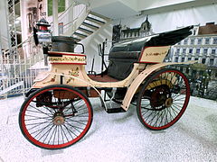 1892 Peugeot Vis-á-Vis, 2.5 beygir güç üreten 1026 cc motora sahip.