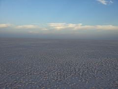 Le désert de sel du Grand Rann de Kutch, au crépuscule.