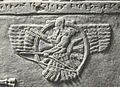 Un relief néo-assyrien d'Assur comme un archer vêtu de plumes. Il apparaît sur le drapeau assyrien.