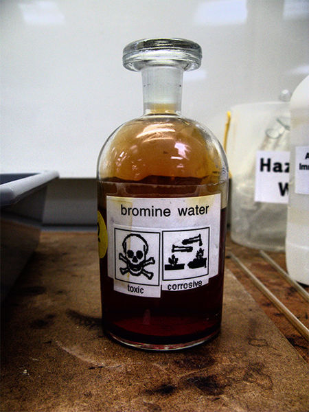 File:Bromine water.jpg