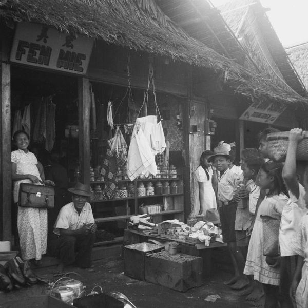 File:COLLECTIE TROPENMUSEUM Chinese winkel in Langoan TMnr 10028506.jpg