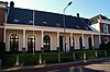 Huis met langs de voorgevel een galerij in neoklassicistische stijl