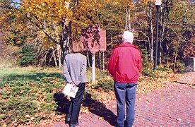 Historic National Road - Visitors at Fox Run S-Bridge - NARA - 7719390.jpg