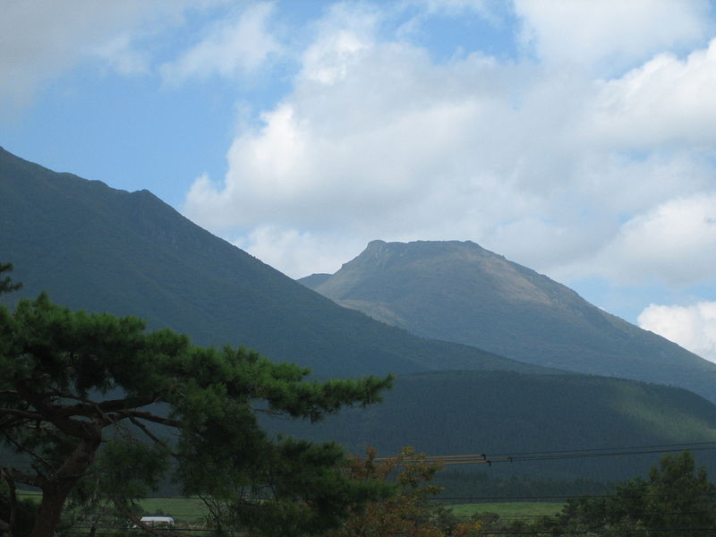 File:Kuju Mountains 02.JPG