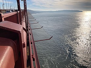 Suicide_nets_on_the_Pacific_side_of_the_Golden_Gate_Bridge