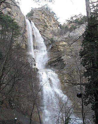 Der Utschan-Su-Wasserfall. In der Mitte ist die Adler-Skulptur zu sehen.