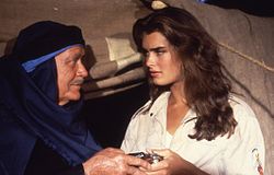 John Mills och Brooke Shields i filmen Sahara (1983).