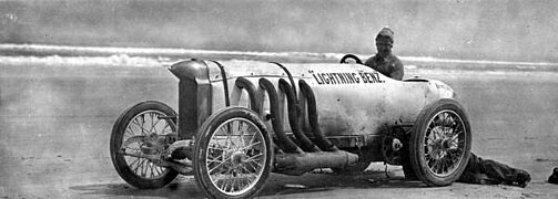 Barney Oldfield en 1910 sur la plage de Daytona, à bord de sa Lightning Benz personnelle, paré pour son record de 211,98 km/h sur le mile (1,6 km).