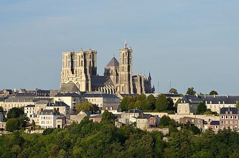 Catedral de Laon, com cinco torres (1160-1230)