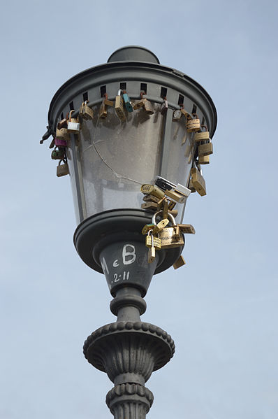 File:Streetlight with padlocks Ponte Milvio1.JPG