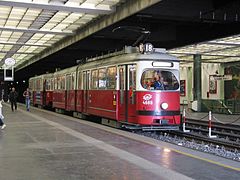 6 juin 2004 Motrice type E1 et remorque type c3 sur la ligne 18 à la station Südtiroler Platz[note 5] sur la section de prémétro de la Gürtel Straße.