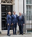 Larry Kudlow a tehdejší ministři financí Steven Mnuchin (USA) a Sajid Javid (Spojené království) u domu č. 11 Downing Street v Londýně, 2019