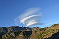 Mehrschichtige Lenticulariswolken über Baguia, Osttimor