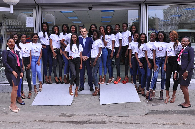 File:Candidatas a miss CPLP 2018 visitam a estalanções da Agencia de viangem Ambassadora Voyagem em luanda.jpg