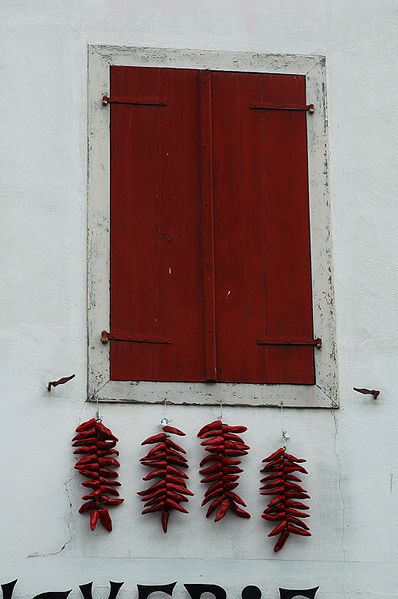 File:Espelette Façade Piments (1).jpg