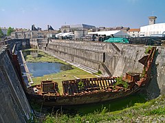 La forme Napoléon III, avec les restes de son bateau-porte.