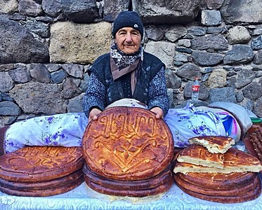 Gata vendata de loka armenino.