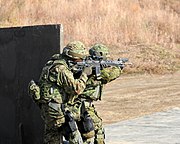 防弾チョッキ3型、9mm拳銃とともに使用される89式小銃