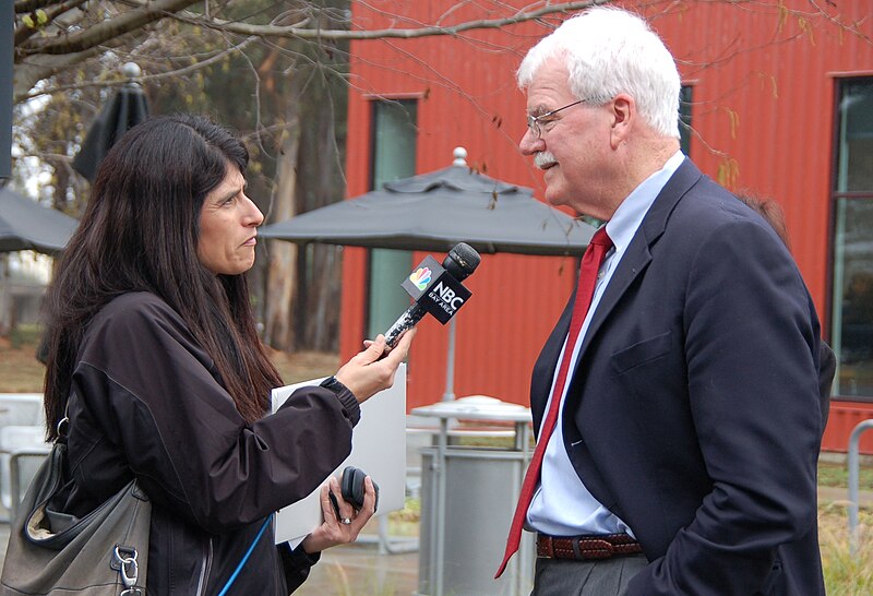 File:Congressman George Miller attends Lawrence Berkeley National Laboratory's press conference to welcome the second campus to the City of Richmond, CA (6752282611).jpg