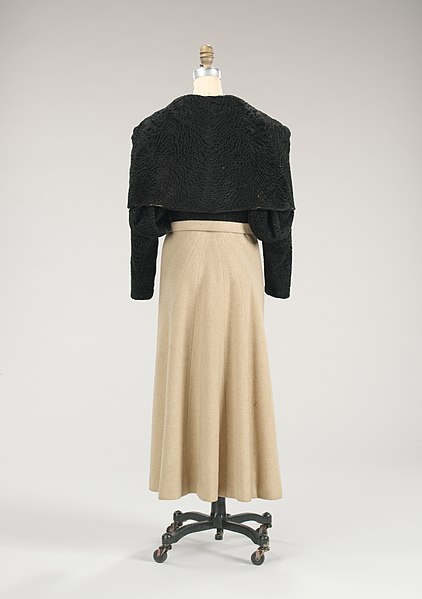 File:Evening coat MET 41.1057a-b back CP3.jpg