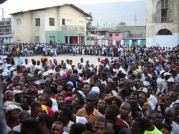 Voters queue to cast their vote during the Haitian general election, 2006